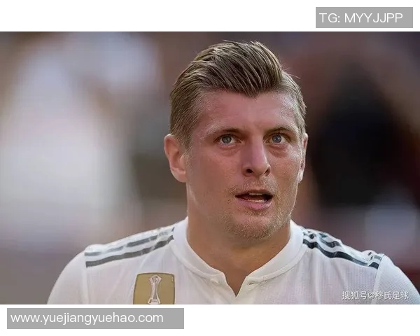 克罗斯在足球历史上的影响力与成就探讨:从天才少年到世界级中场巨星 克罗斯在足球历史上的影响力与成就探讨:从天才少年到世界级中场巨星