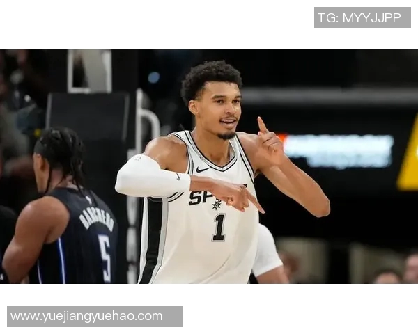 文班亚马首场比赛表现惊人五次盖帽并隔扣字母哥引发广泛关注